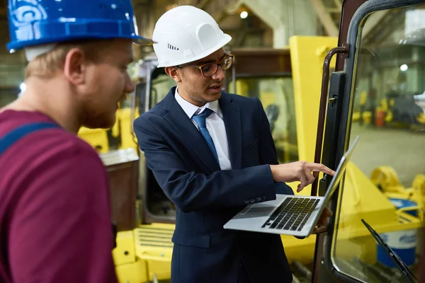 Ung Rödhårig Arbetstagare Och Hans Blandad Ras Superior Med Laptop — Stockfoto