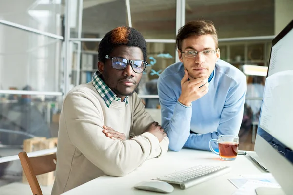 Equipo Multiétnico Trabajadores Cuello Blanco Que Usan Anteojos Mirando Cámara — Foto de Stock