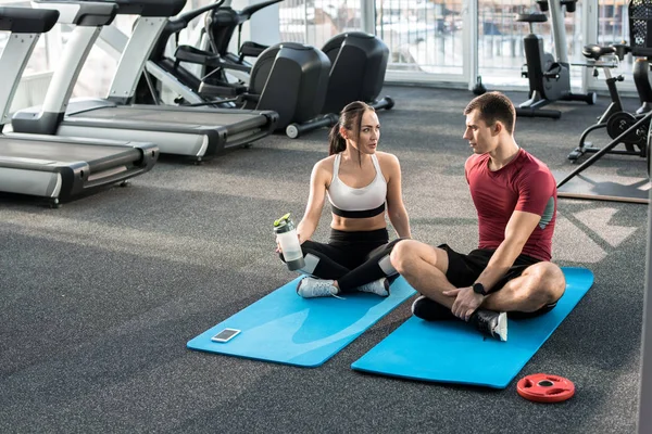 Ritratto Completo Giovane Coppia Sportiva Pausa Mentre Yoga Stuoie Palestra — Foto Stock