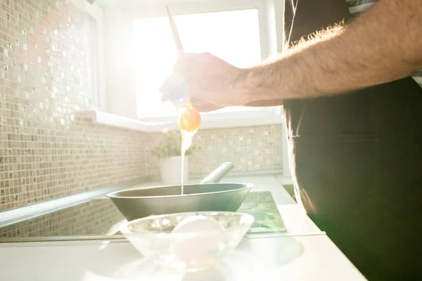 Вид Збоку Крупним Планом Чоловічі Руки Розбивають Яйця Сковороду Під — стокове фото