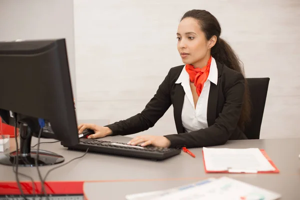 Retrato Mulher Mestiça Vestindo Uniforme Preto Vermelho Usando Computador Sentado — Fotografia de Stock
