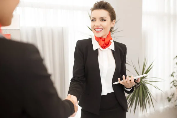 Retrato Assistente Banco Bonito Apertando Mãos Com Cliente Sorrindo Alegremente — Fotografia de Stock