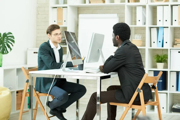 Retrato Completo Dos Trabajadores Oficina Masculinos Uno Ellos Afroamericano Hablando — Foto de Stock