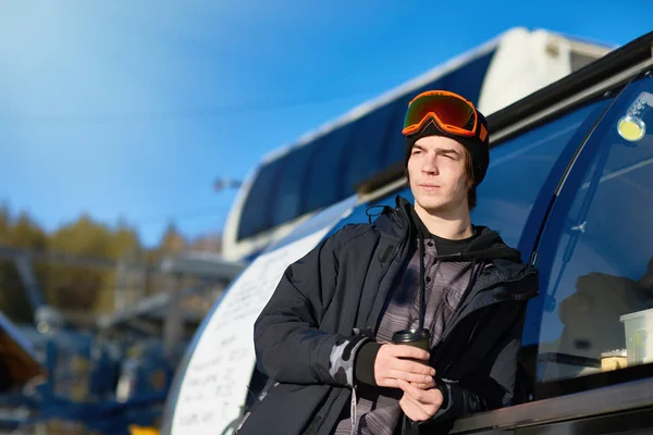 Портрет Сучасного Молодого Чоловіка Сноуборді Який Розслабляється Спираючись Вантажівку Розігріваючись — стокове фото