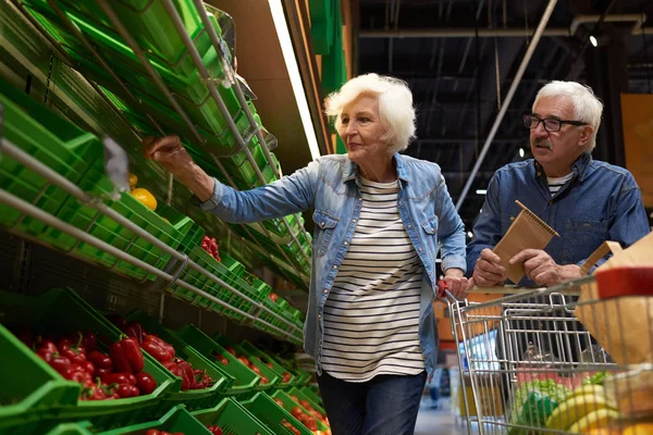 Портрет Современной Пожилой Пары Которая Выбирает Фрукты Овощи Супермаркете Наслаждаясь — стоковое фото