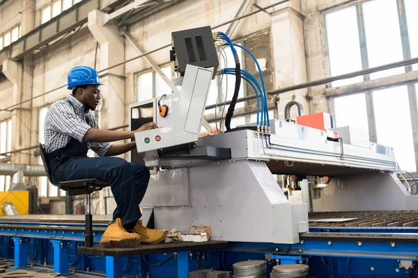 Vista Del Perfil Del Joven Trabajador Afroamericano Que Usa Unidad — Foto de Stock