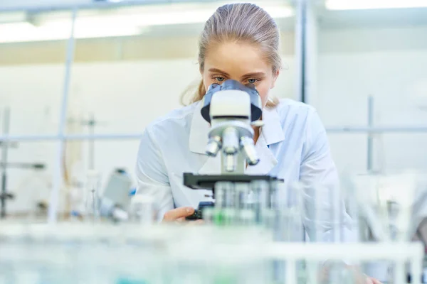 Retrato Una Joven Científica Mirando Microscopio Mientras Trabaja Investigación Médica —  Fotos de Stock