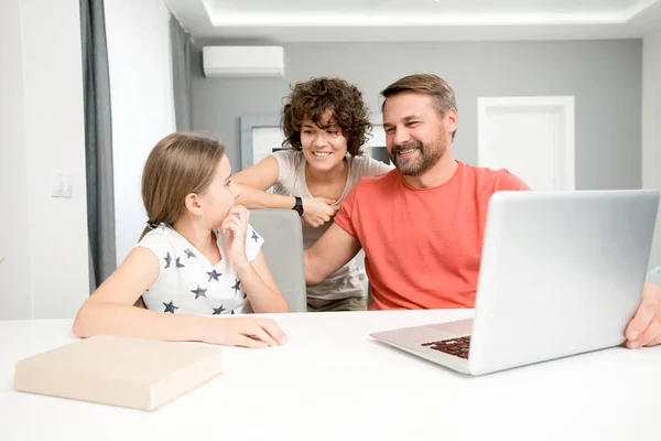 Retrato Família Feliz Três Usando Laptop Sentado Juntos Casa Sala — Fotografia de Stock
