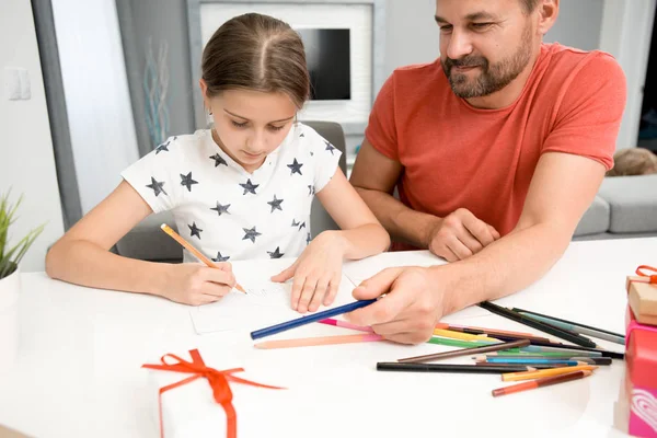 Portret Van Bebaarde Vader Helpen Meisje Tekening Handgemaakte Kaart Voor — Stockfoto