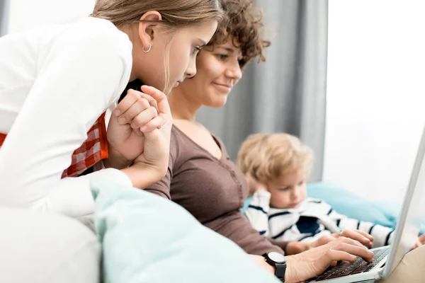 Mujer Mediana Edad Sonriente Sentada Sofá Acogedor Con Sus Hijos — Foto de Stock