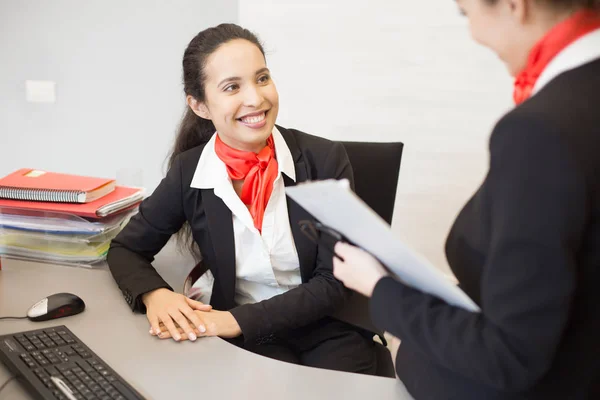 Retrato Mulher Negócios Mestiça Vestindo Uniforme Preto Vermelho Sentado Mesa — Fotografia de Stock