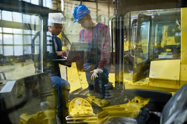 Ingeniero Industrial Guapo Discutiendo Los Resultados Del Trabajo Logrado Con — Foto de Stock