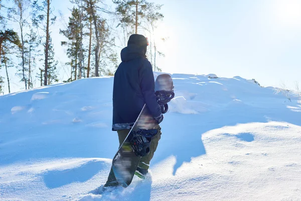 Πορτρέτο Των Νέων Snowboarder Τρέχει Μέχρι Λόφου Χιονισμένη Πάει Freestyle — Φωτογραφία Αρχείου