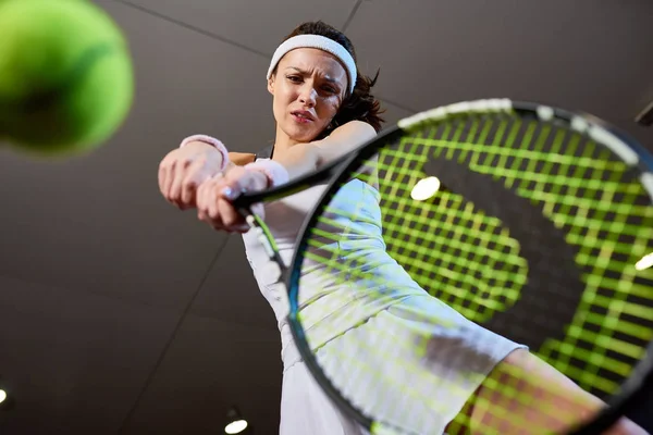 Portrait Angle Bas Une Femme Énergique Jouant Tennis Dans Court — Photo