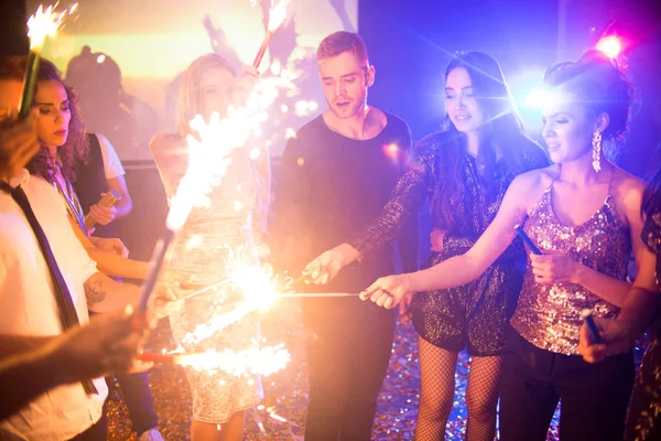 Grupo Jóvenes Moda Celebrando Vacaciones Discoteca Quemando Bengalas Llameantes Medio — Foto de Stock