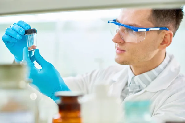 Joven Investigador Concentrado Con Gafas Seguridad Guantes Goma Inspeccionando Muestras — Foto de Stock