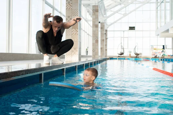 Proceso Trabajo Una Piscina Espaciosa Niño Pequeño Con Gafas Usando —  Fotos de Stock