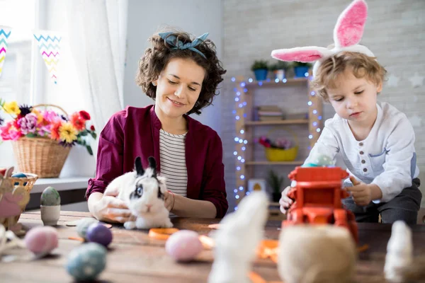 Szene Aus Dem Häuslichen Leben Mutter Und Sohn Feiern Ostern — Stockfoto