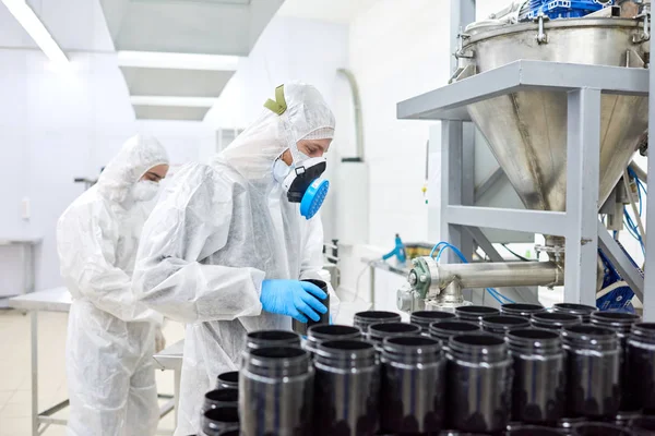 Groep Van Geconcentreerde Fabrieksarbeiders Dragen Van Overall Gasmaskers Rubber Handschoenen — Stockfoto