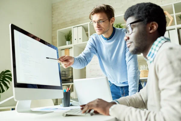 Retrato Dos Jóvenes Desarrolladores Web Uno Ellos Africano Discutiendo Proyecto — Foto de Stock