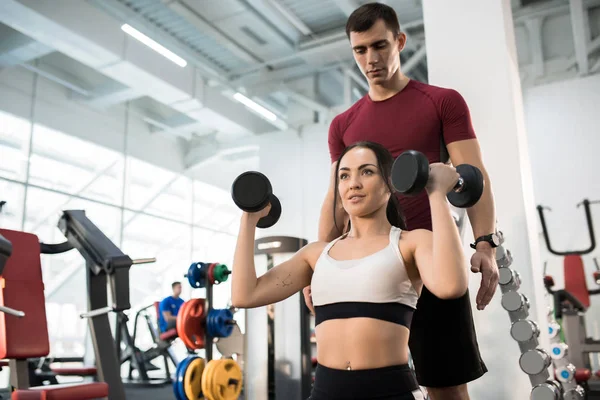 Derék Fel Személyes Fitness Edző Segített Padon Ülő Súlyzó Edzés — Stock Fotó