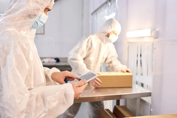 Joint Work Pharmaceutical Laboratory Unrecognizable Worker Wearing Safety Mask Coverall — Stock Photo, Image