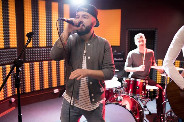 Retrato Cantor Moderno Hip Hop Apresentando Com Sua Banda Estúdio — Fotografia de Stock