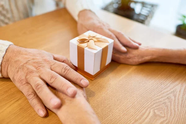 Amar Pareja Ancianos Tomados Mano Mientras Sientan Mesa Cafetería Intercambian —  Fotos de Stock