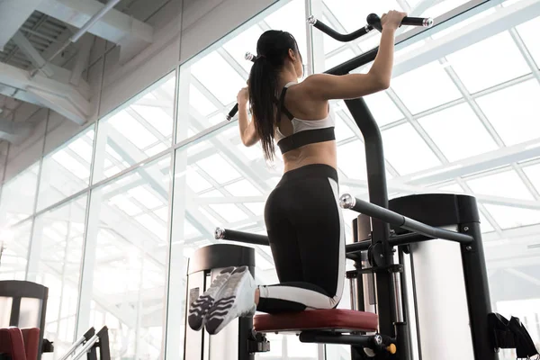 Retrato Ángulo Bajo Una Hermosa Joven Haciendo Ejercicio Máquinas Gimnasio — Foto de Stock