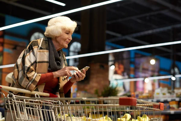 Портрет Элегантной Пожилой Женщины Делающей Покупки Супермаркете Помощью Смартфона Прочитать — стоковое фото