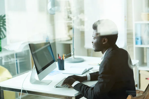 Modern Ofis Çalışırken Bilgisayar Ekranınızı Bakarak Masasında Oturan Başarılı Afrikalı — Stok fotoğraf