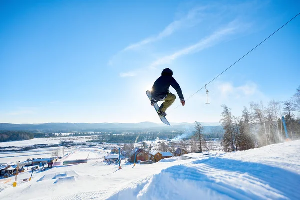 Voltar Visão Ação Tiro Jovem Realizando Snowboard Stunt Pulando Alto — Fotografia de Stock