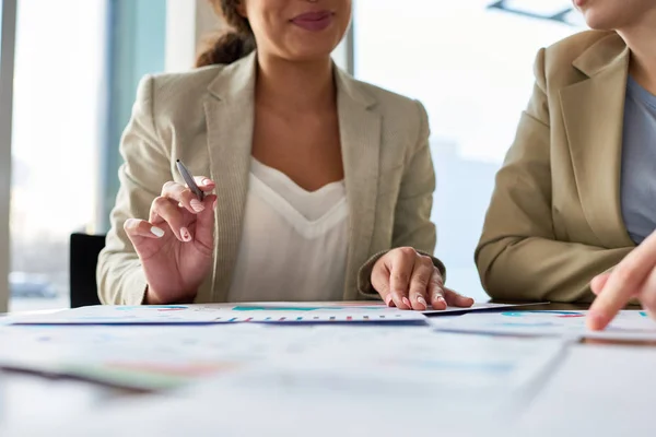 Närbild Oigenkännlig Team Ekonomicheferna Diskuterar Statistikdatan Samtidigt Arbetsmöte Moderna Styrelserum — Stockfoto