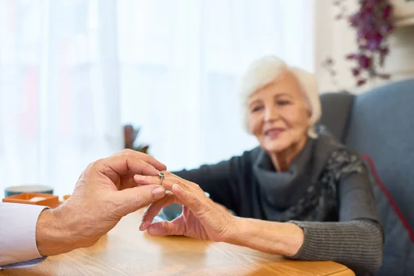 Hombre Mayor Irreconocible Poniendo Anillo Compromiso Dedo Bonita Alma Gemela — Foto de Stock