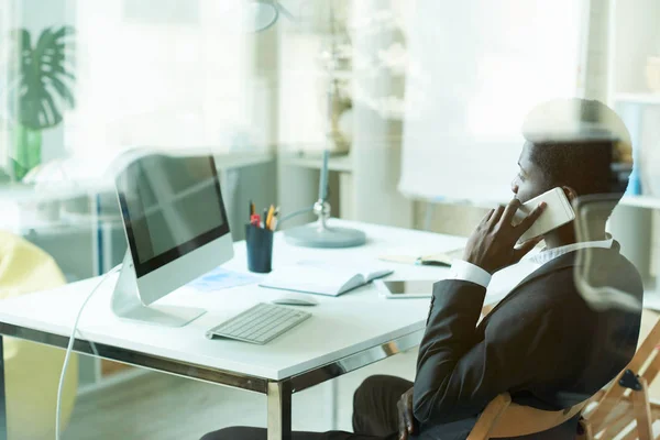 Ritratto Uomo Affari Afroamericano Successo Che Parla Telefono Ufficio Seduto — Foto Stock