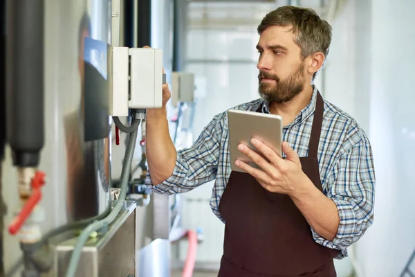 Cintura Retrato Cervejeiro Meia Idade Confiante Vestindo Avental Usando Tablet — Fotografia de Stock