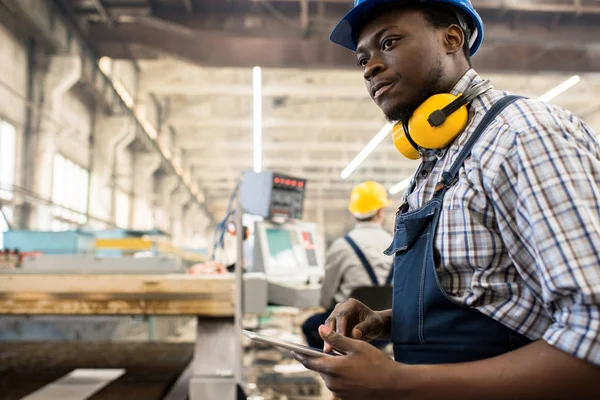 Koncentrerad African American Arbetare Bär Övergripande Och Hardhat Löpande Maskin — Stockfoto