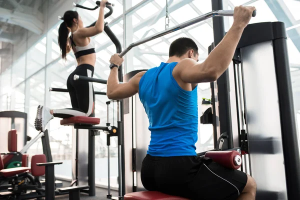 Vista Lateral Dos Personas Ejercitándose Máquinas Gimnasio Moderno Por Ventana — Foto de Stock