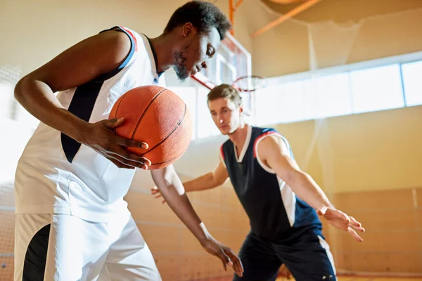 Koncentrovaný Sportovní Mladý Americký Basketbalista Pohybující Míčem Hřišti Zatímco Jeho — Stock fotografie