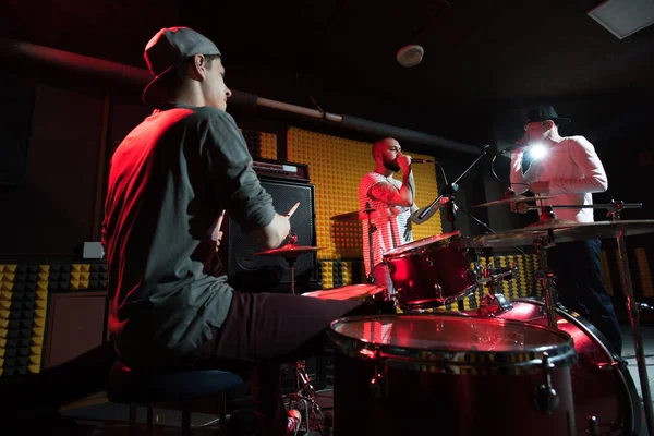 Portrait Groupe Musique Moderne Répétant Dans Studio Enregistrement Éclairé Par — Photo