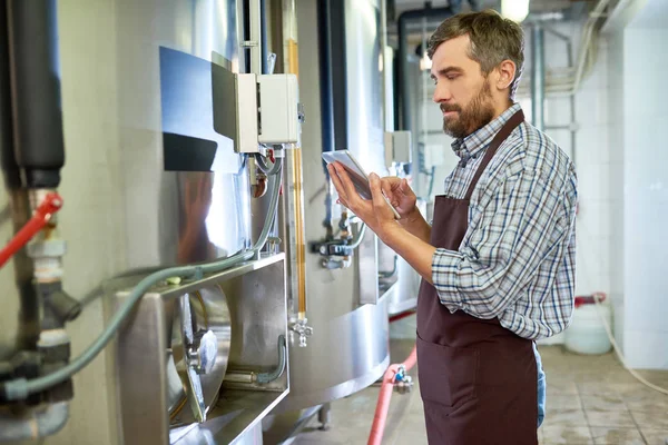 Engenheiro Cervejeiro Bonito Pensativo Sério Avental Que Examina Equipamento Usando — Fotografia de Stock