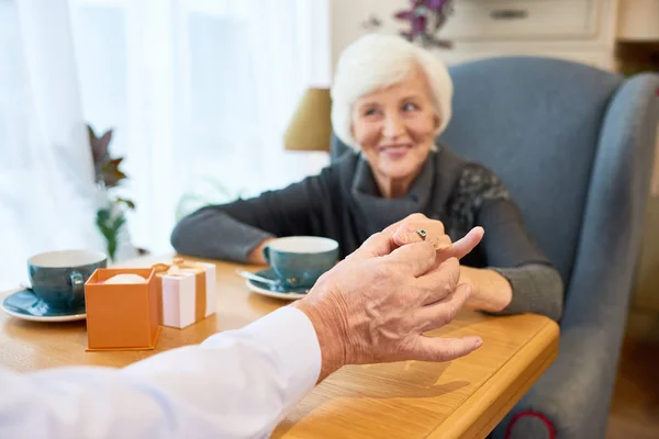 Hermosa Anciana Sentada Mesa Cafetería Mirando Prometido Con Una Sonrisa — Foto de Stock