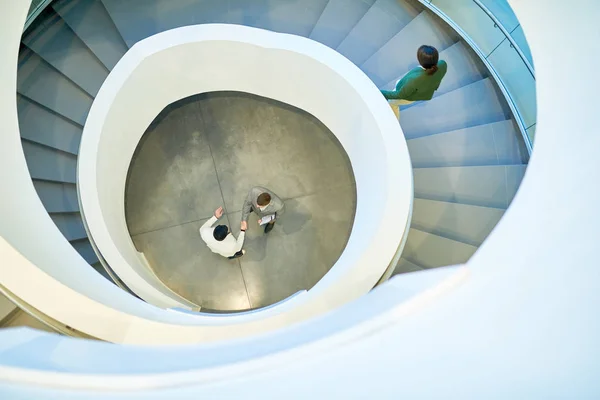 Geniş Açı Görüntülemek Modern Ofis Kopya Alanı Binası Sarma Merdiven — Stok fotoğraf