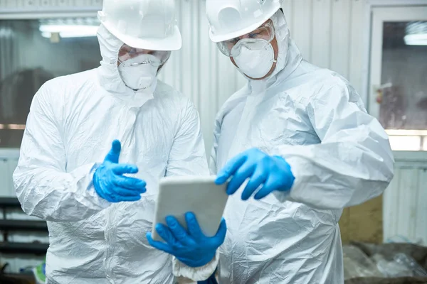 Retrato Dois Trabalhadores Vestindo Trajes Risco Biológico Que Trabalham Uma — Fotografia de Stock