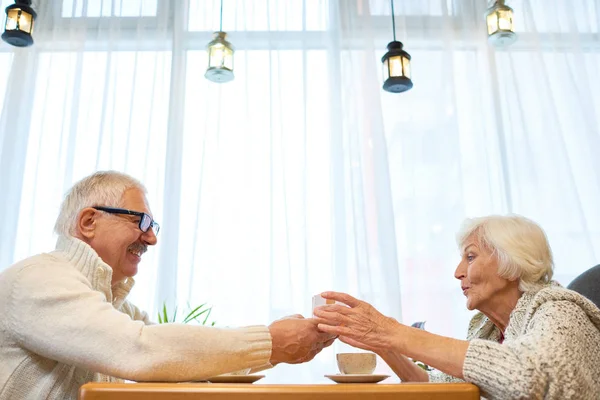 Profilbild Einer Überraschten Seniorin Strickpullover Die Cafétisch Sitzt Und Mit — Stockfoto