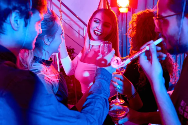 Tánc Gyönyörű Élvezi Figyelmet Születésnapi Partiján Nightclub Világít Kék Fény — Stock Fotó