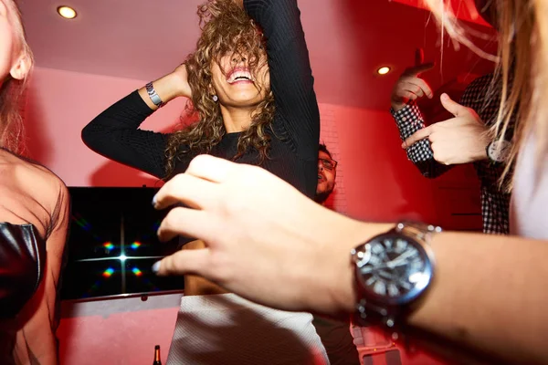 Vista Ángulo Bajo Multitud Personas Emocionadas Bailando Club Nocturno Centran — Foto de Stock