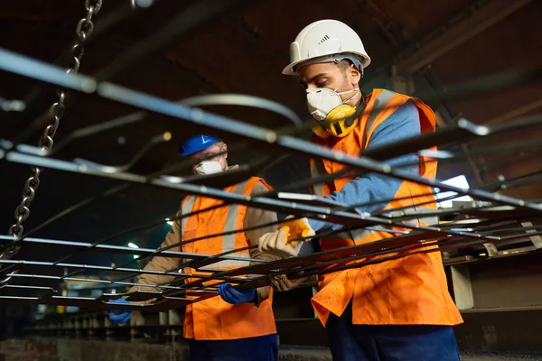 Låg Vinkel Syn Stålverk Arbetare Bär Reflexvästar Och Hardhats Lyft — Stockfoto