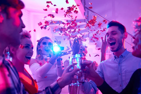 Groep Van Gelukkige Feestelijke Mensen Genieten Van Vakantie Feest Bij — Stockfoto