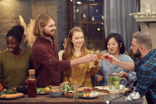 Multietnisk Grupp Ungdomar Njuter Fest Tillsammans Stående Vid Bordet Modern — Stockfoto